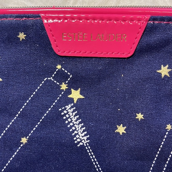 A gorgeous ESTEE LAUDER cosmetic bag 🐬 - Picture 3 of 7